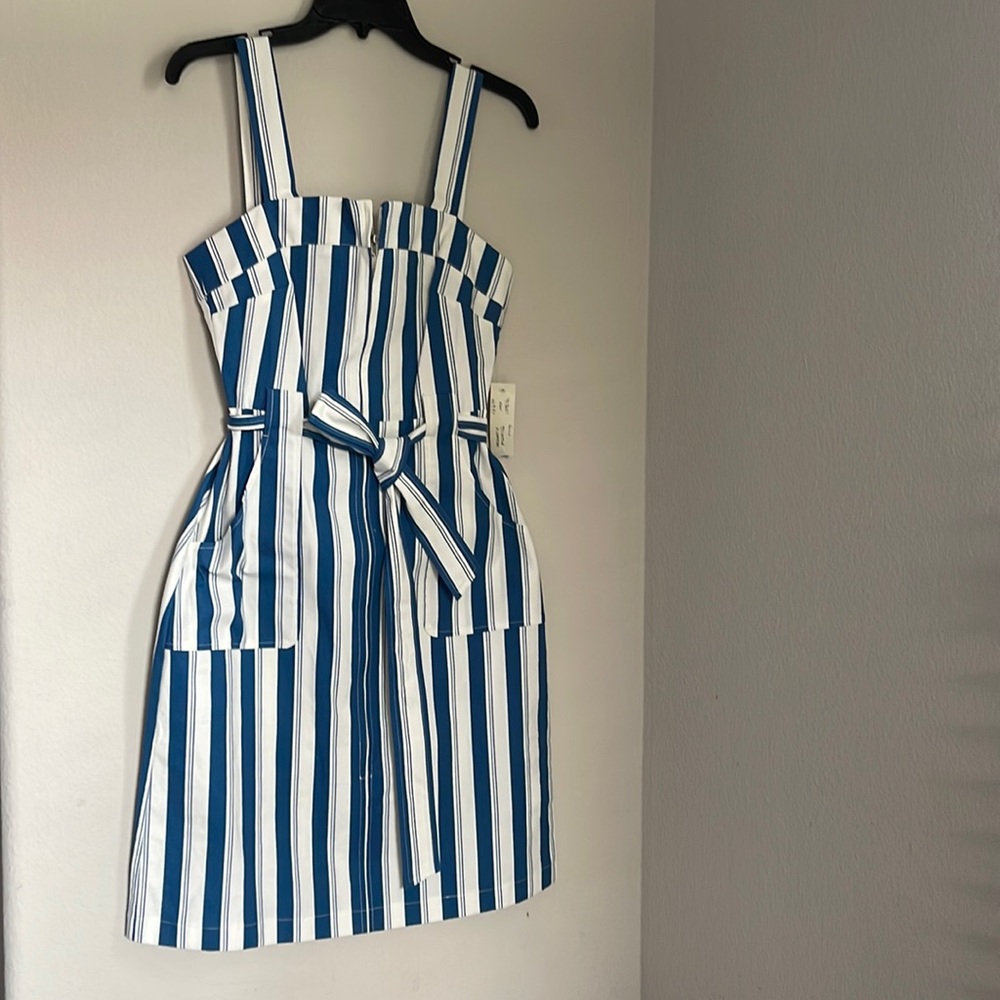 Dress with belt zipper in front and pockets